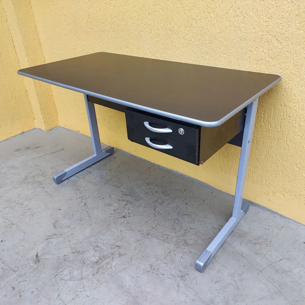 Mesa escritório com gavetas preta - Foto 2