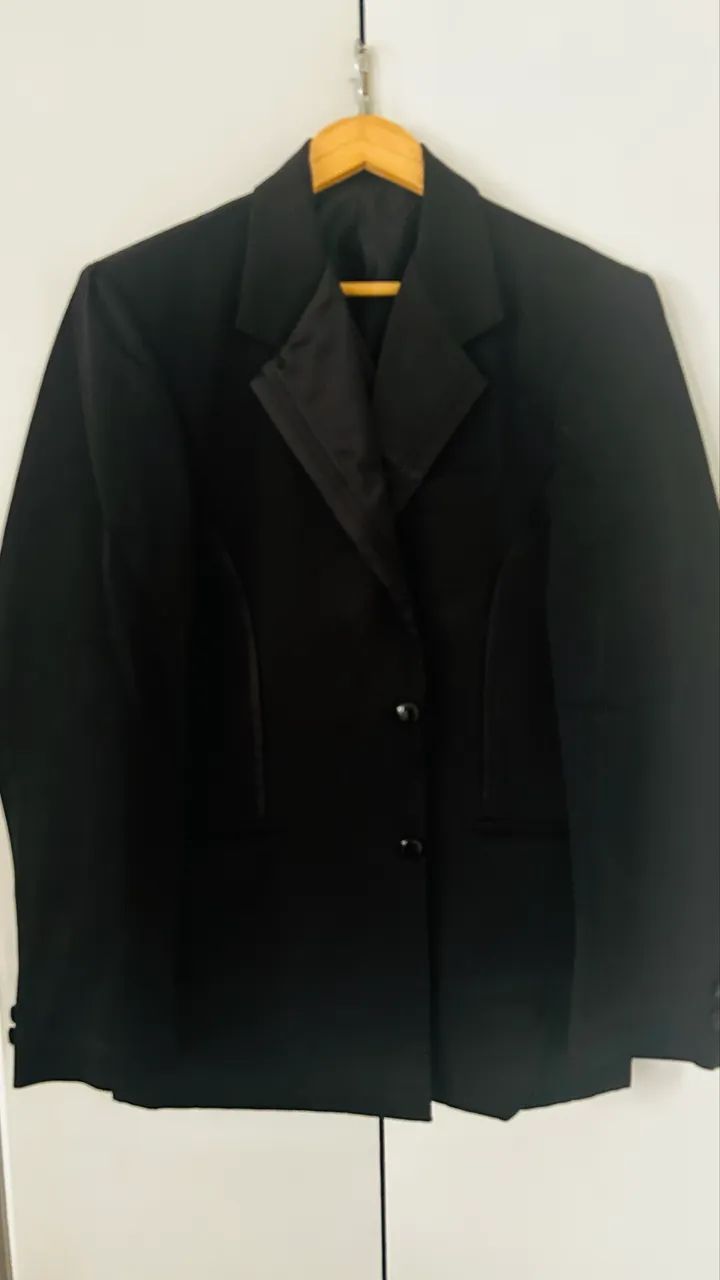 Traje elegante preto com detalhes em cetim - Foto 5