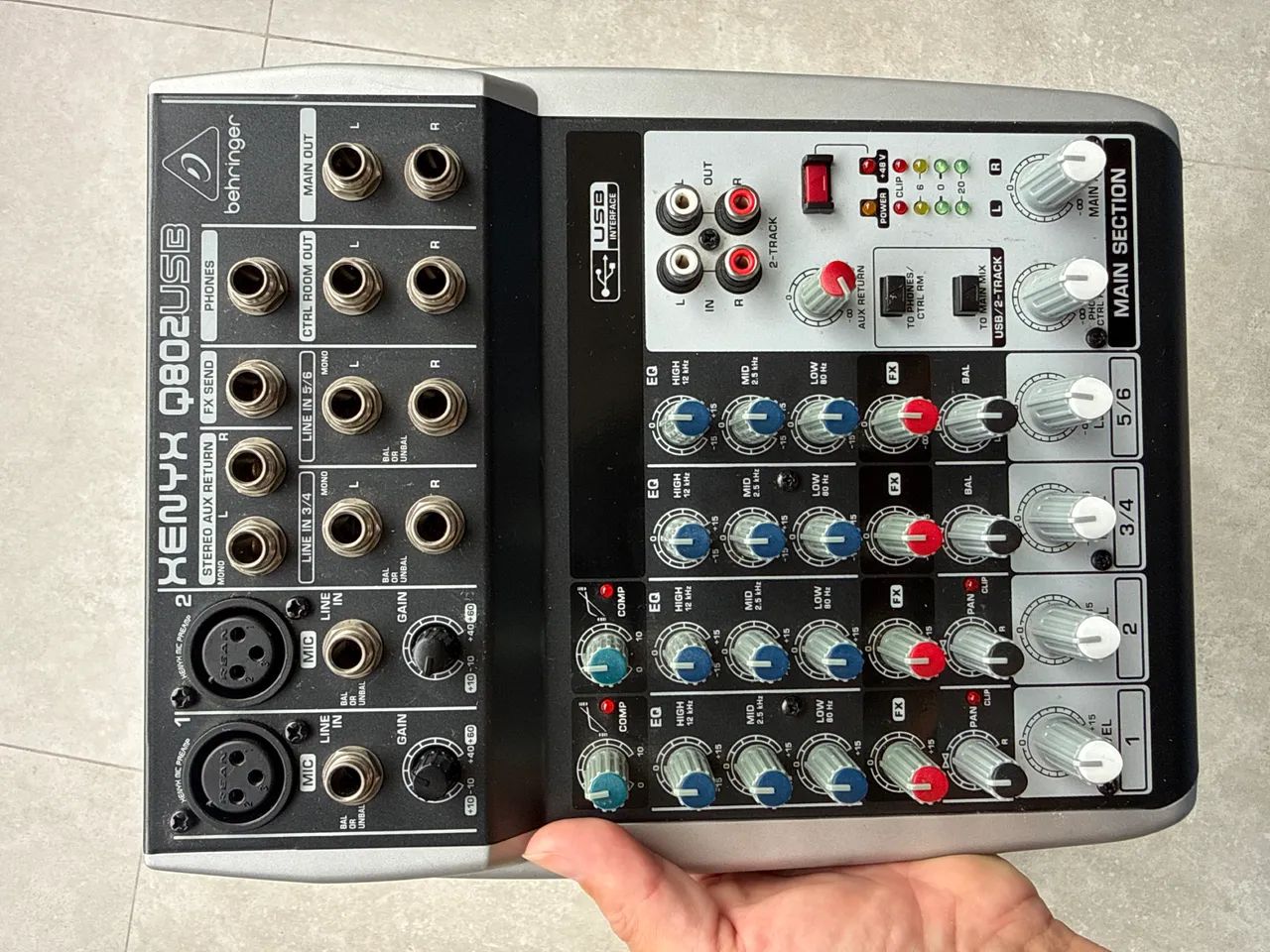 Mesa de Som Behringer Xenyx Q802USB - Interface USB + Compressor