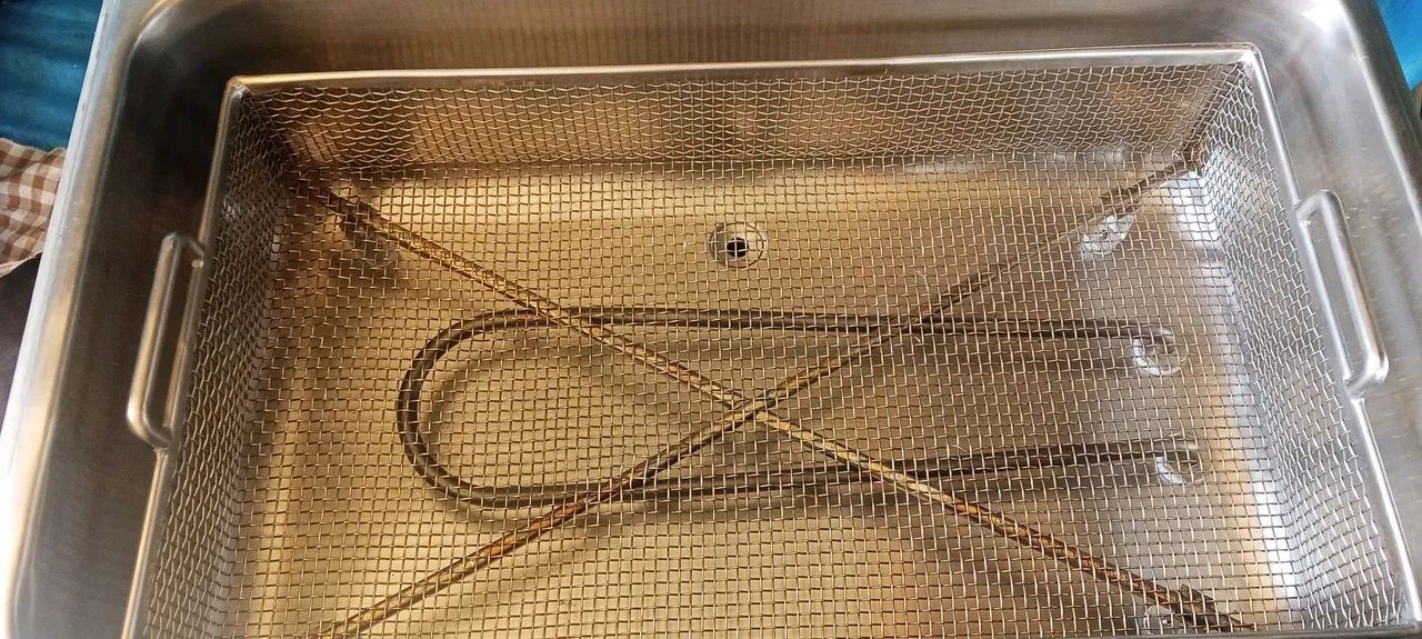 Vendo uma lavadora ultrassonica industrial/com cuba retangular em aço inox cesto e tela - Foto 4