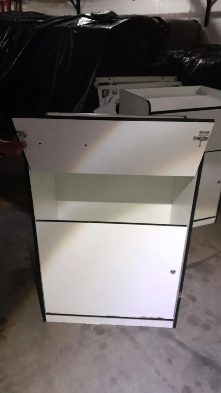 Balcão em MDF branco com porta e chave - 8 unidades disponíveis - Foto 3