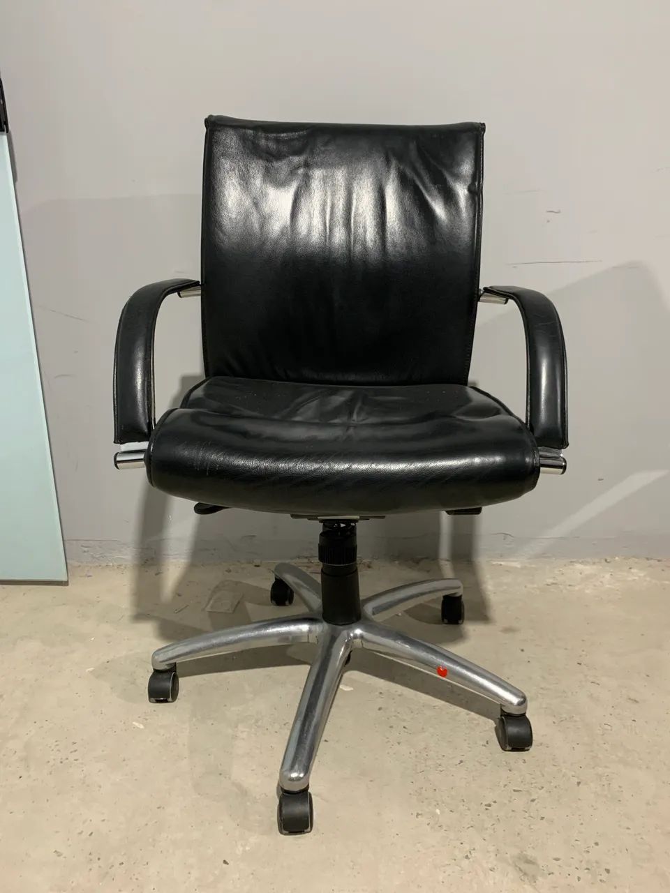 Cadeira Poltrona Paris Couro Flexform