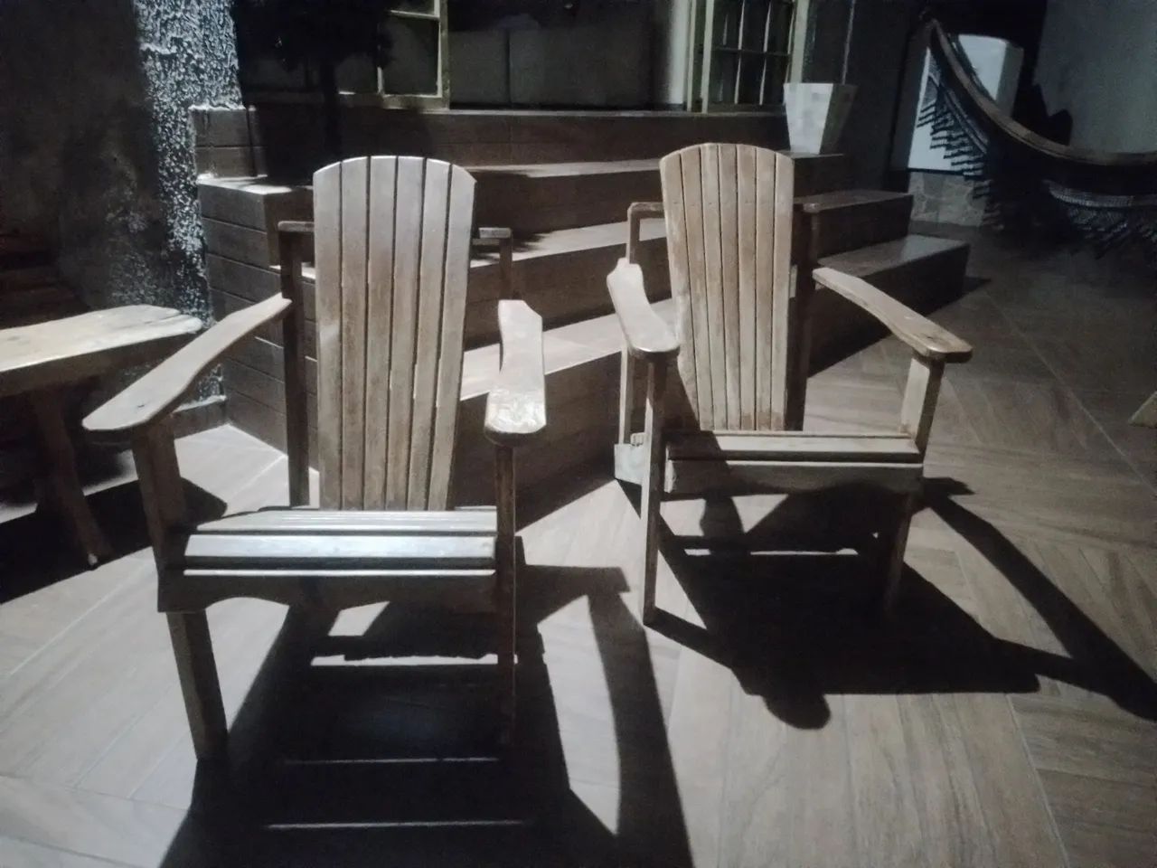 Cadeiras Adirondack em madeira rústica.