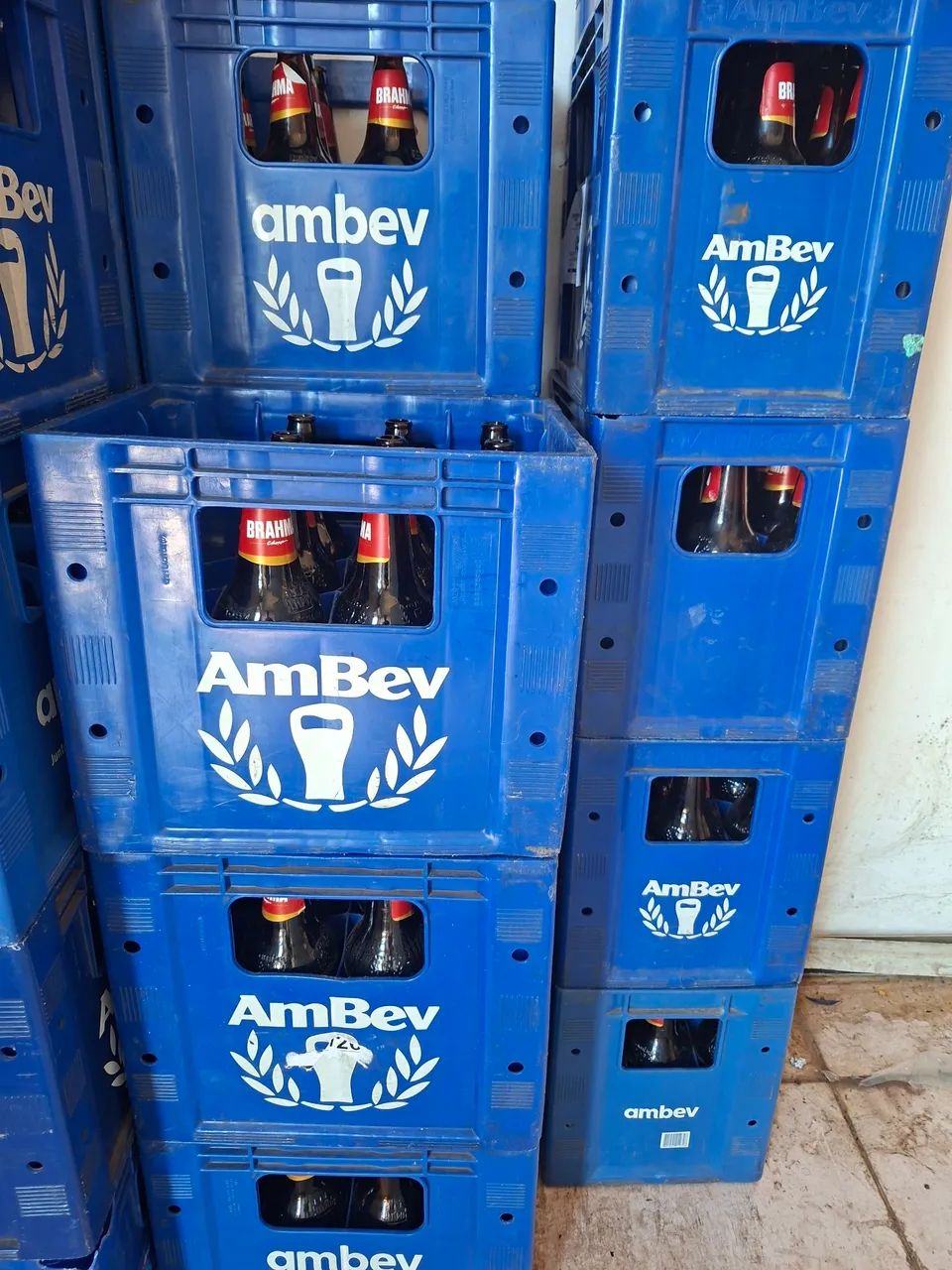 Grade com 12 vasilhames de litrão Ambev