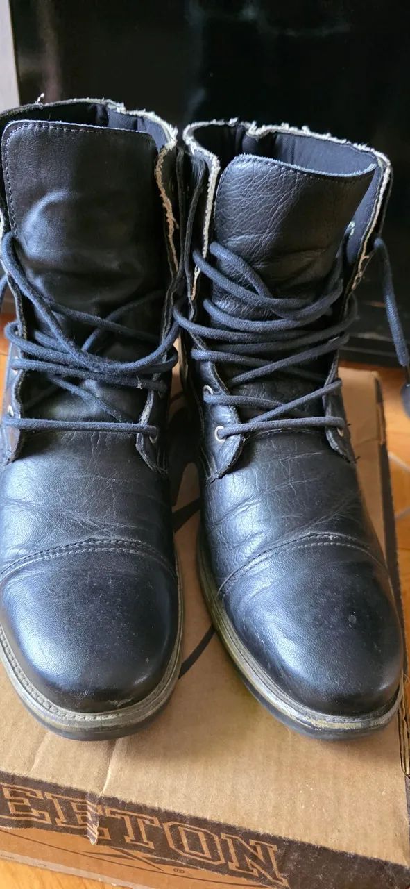 Bota em couro cano alto pouco usada 40 - Foto 4