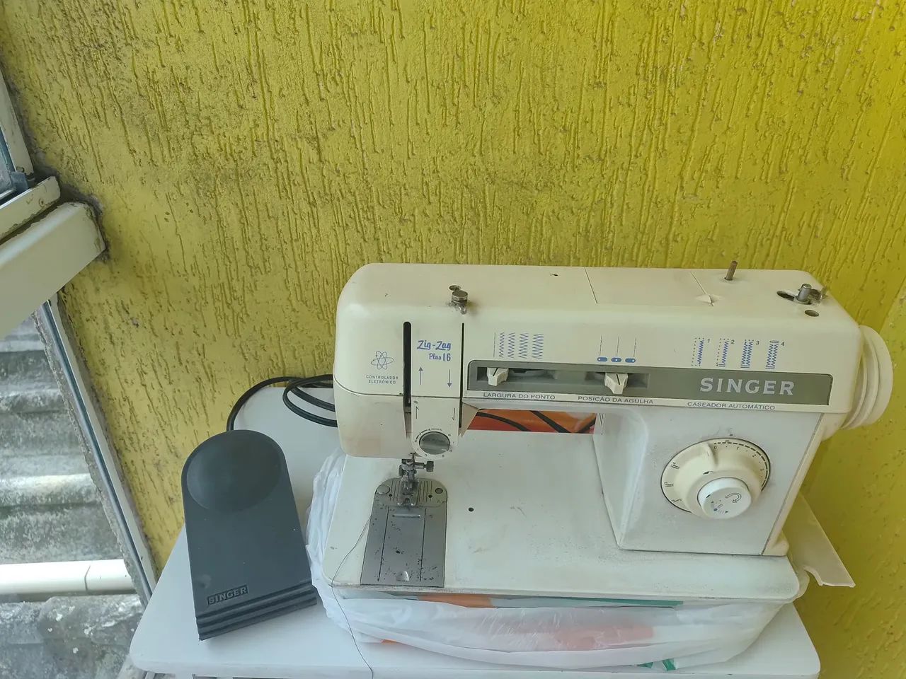 Singer Zig-Zag Plus 16 Sewing Machine