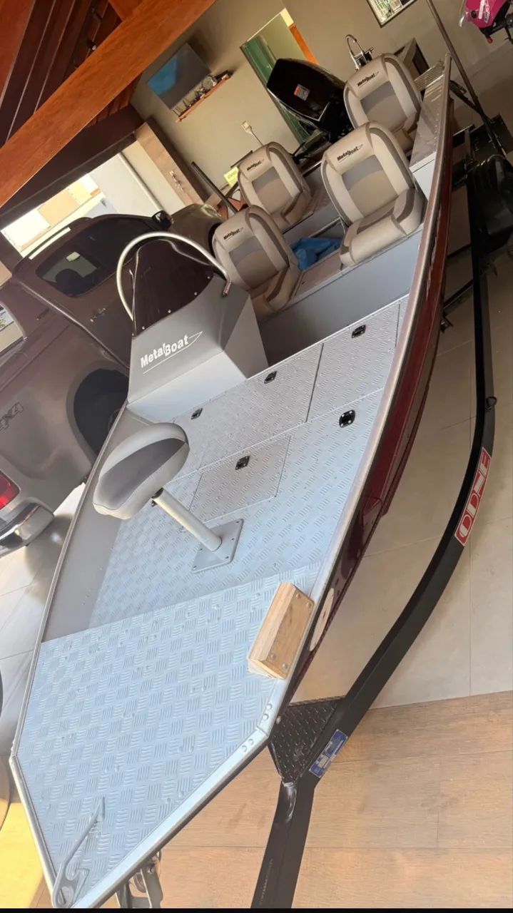 Barco  com motor fish