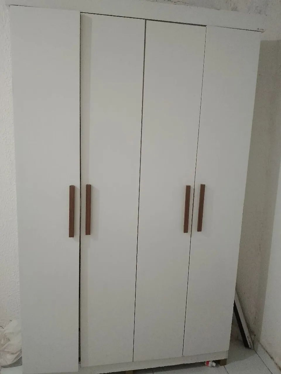 Um guarda roupas de solteiro 