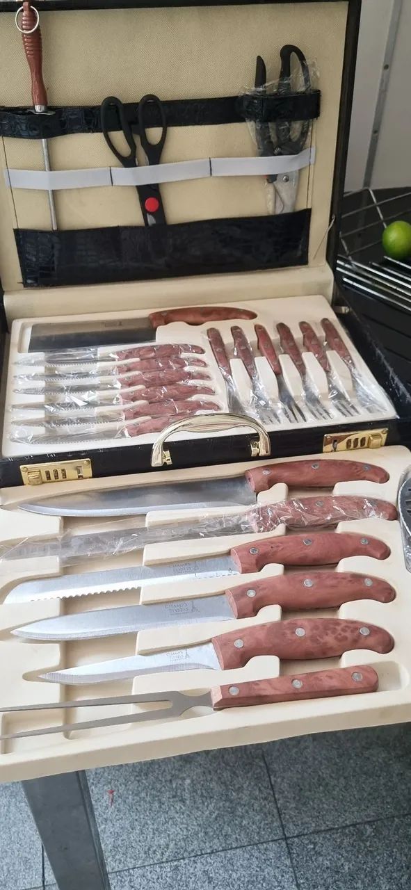 Kit churrasco com 24 peças na maleta de couro ( maleta não fecha) apesar de nunca usado
