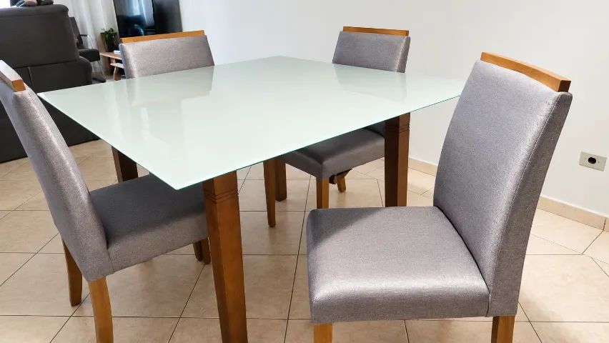 Conjunto de Mesa de Jantar com 4 cadeiras estofadas