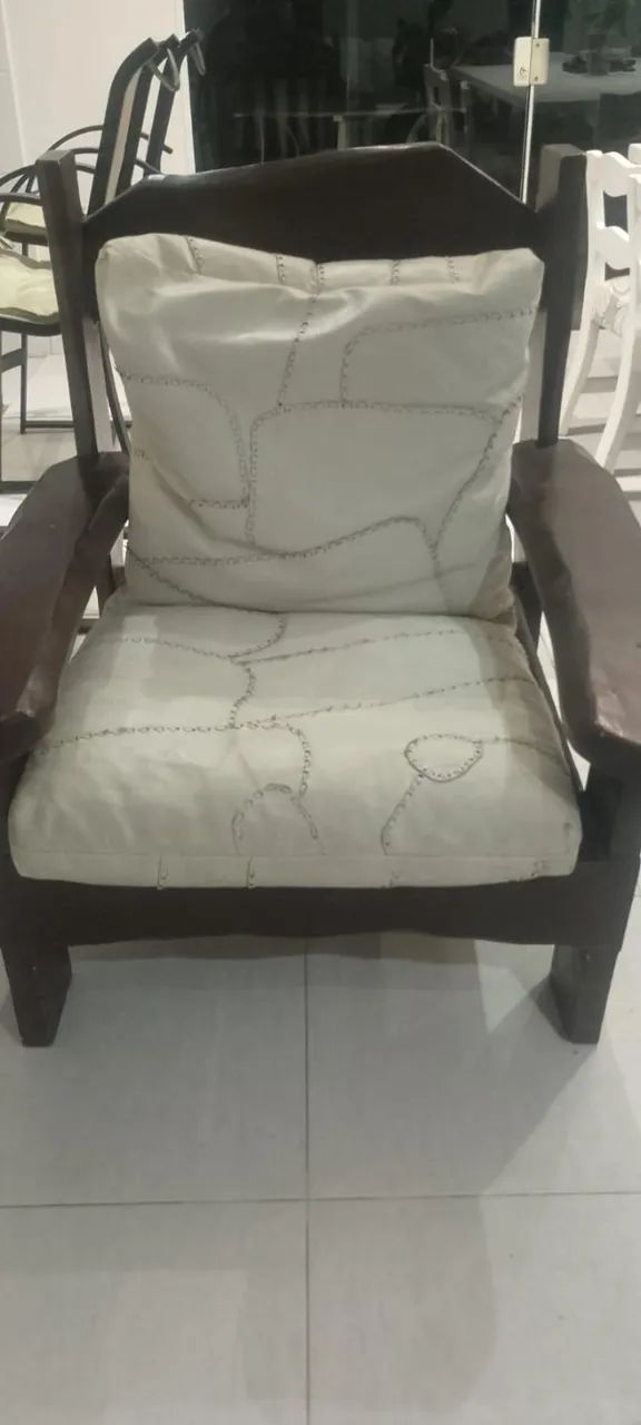 2 poltronas de madeira macica c/ almofada de couro branco