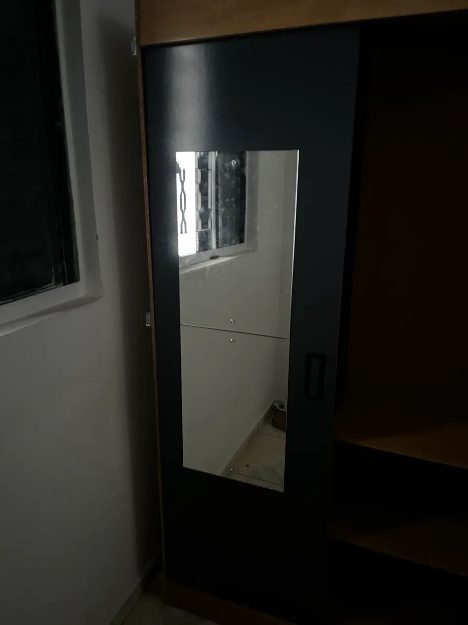 Guarda roupa 2 portas e com espelho - Foto 2