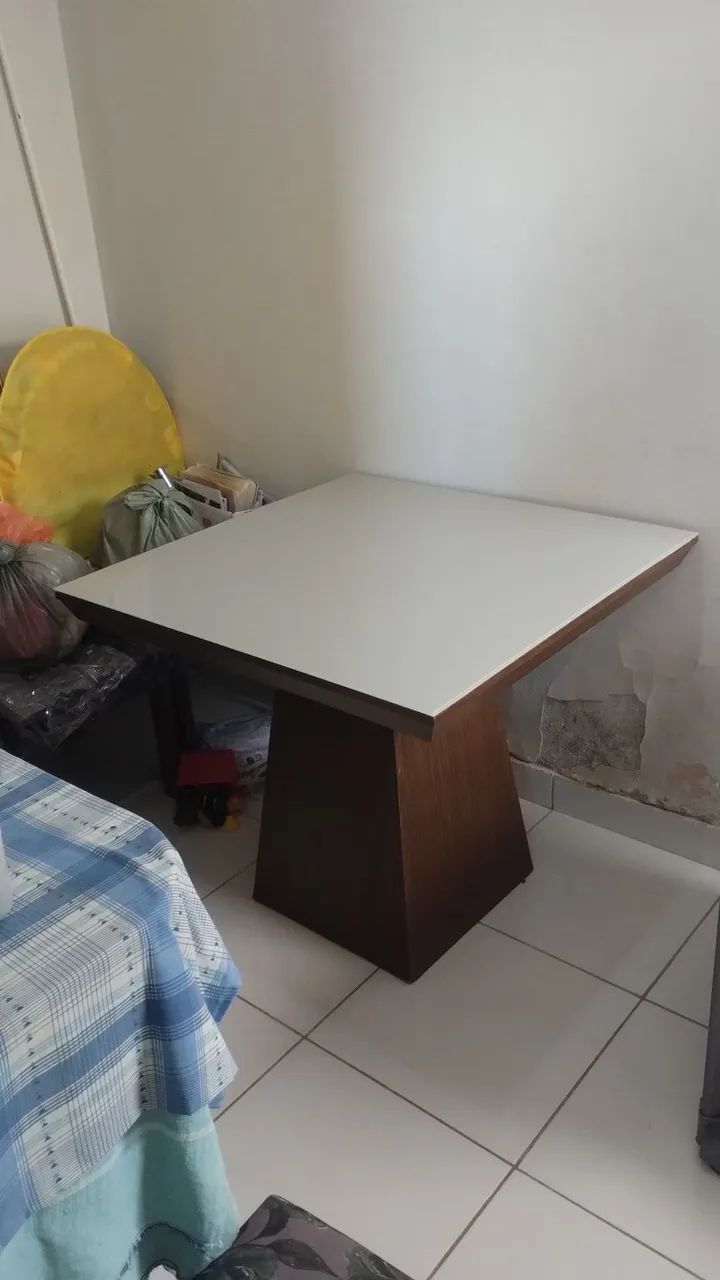 Mesa com 4 cadeiras tampo de vidro 