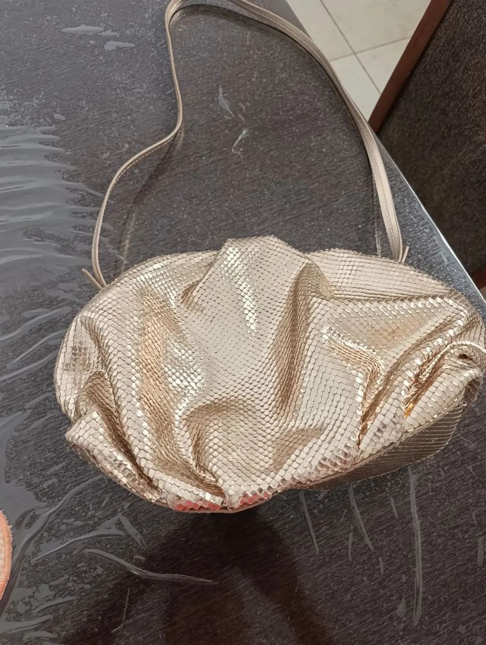Bolsa Schutz dourada  - Foto 4