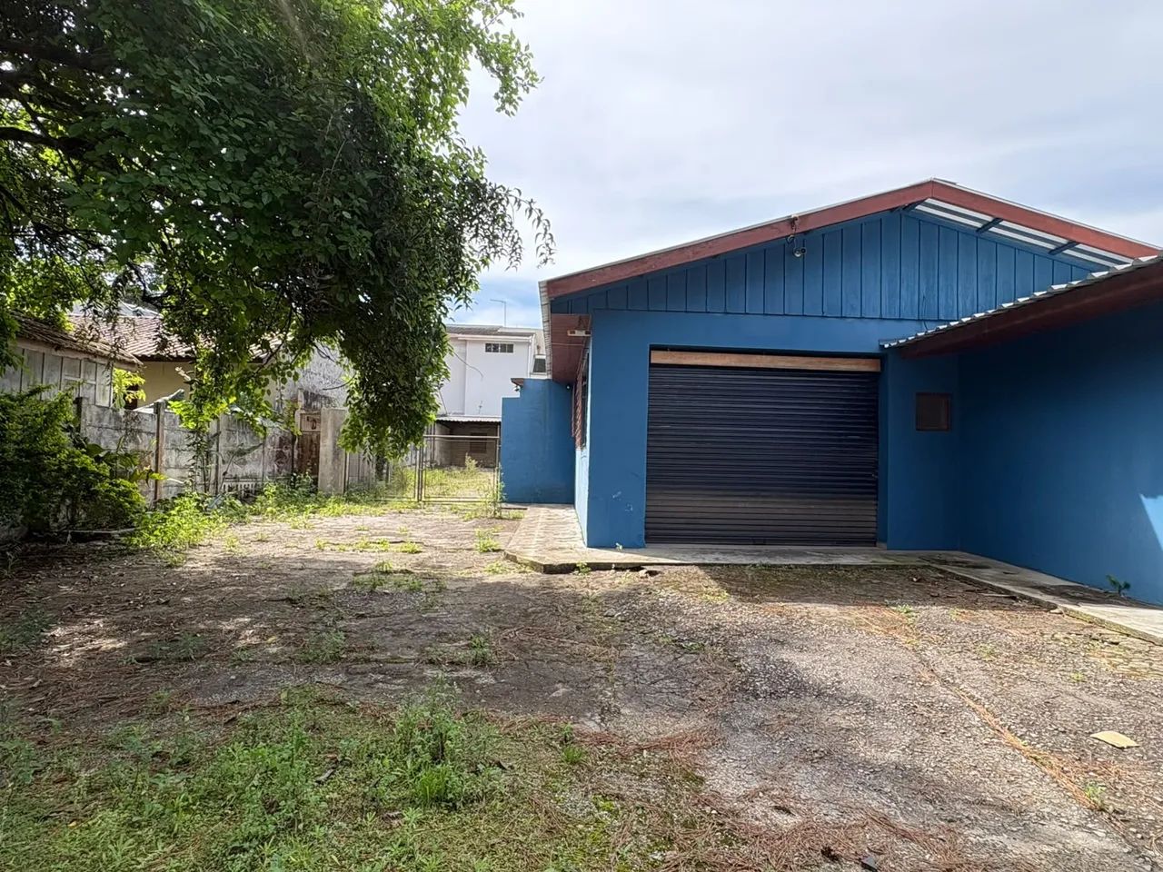 CASA COMERCIAL COM AMPLO ESTACIONAMENTO