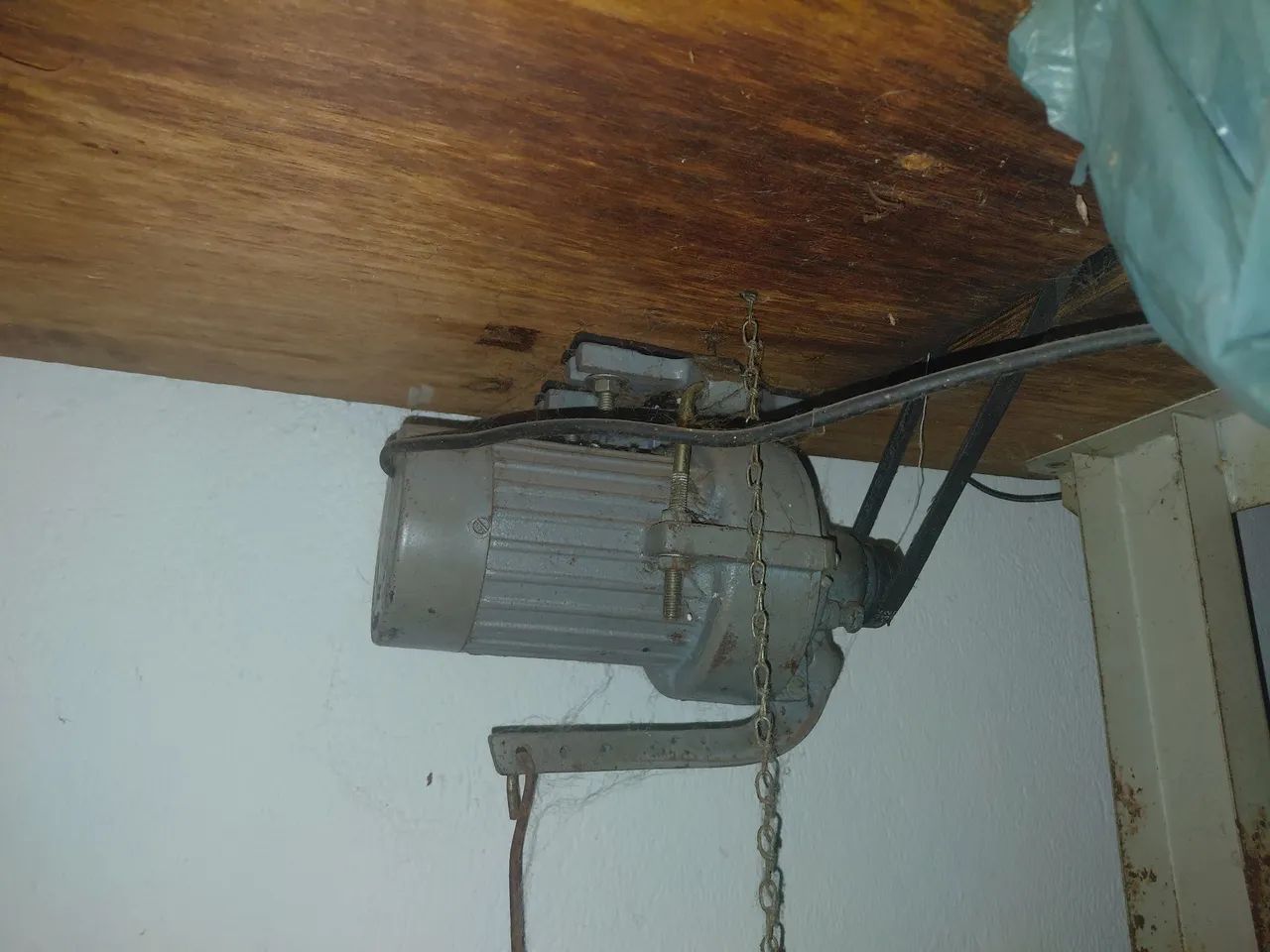 MAQUINA OVERLOQUE COM BANCADA E MOTOR 110V - Foto 3