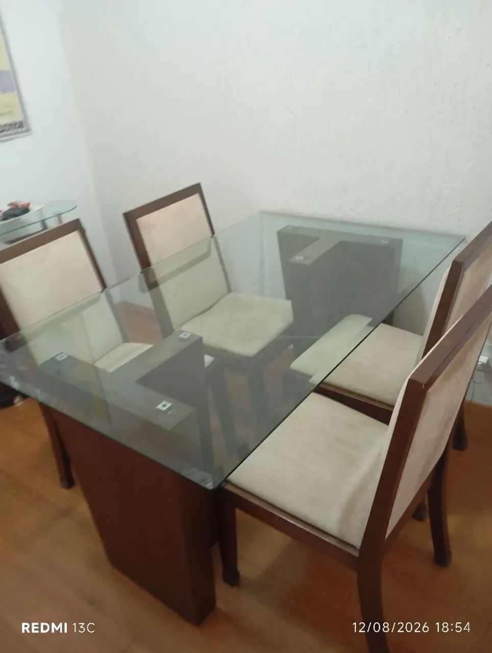 Mesa 4 cadeiras tampo de vidro e pés em madeira - Foto 3