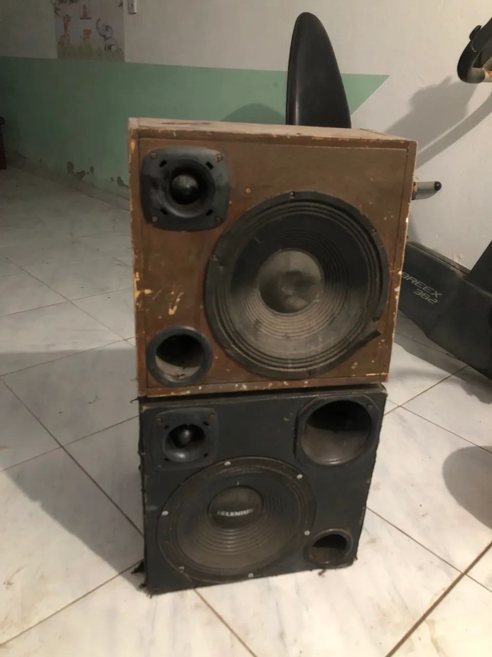 Duas caixa de som 350 