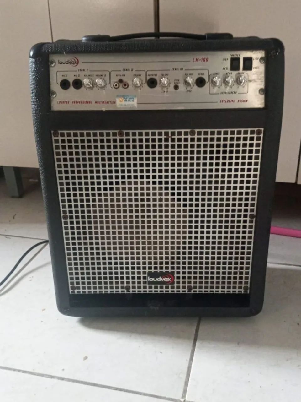Caixa de som amplificada marca loudvok lm 100