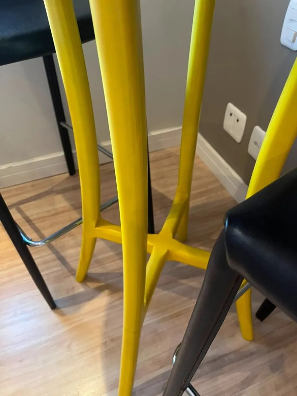Mesa alta amarela com vidro e com 02 banquetas - Foto 3