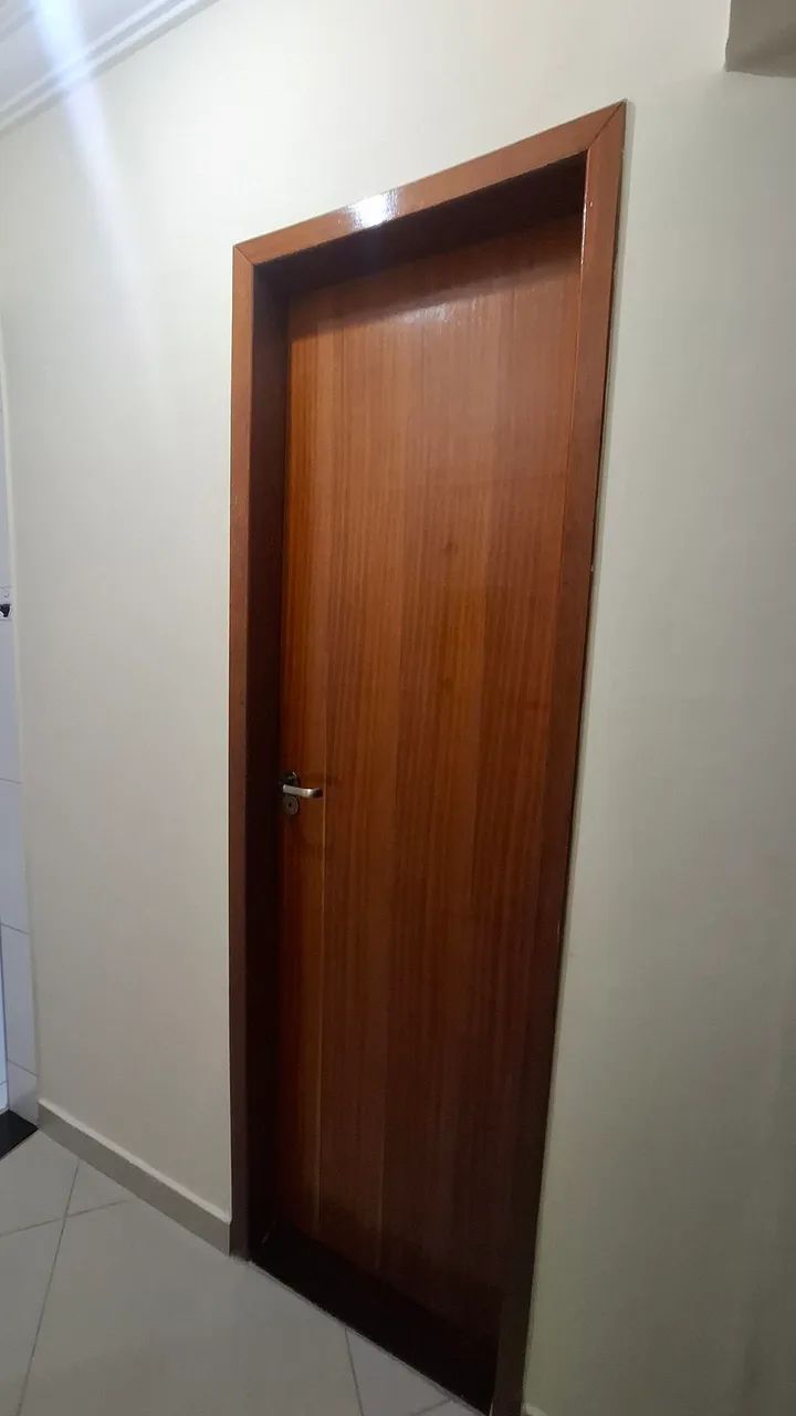 Porta com portal alisares e fechadura - Foto 3