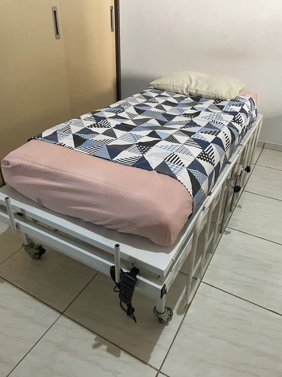 Cama hospitalar elétrica usada