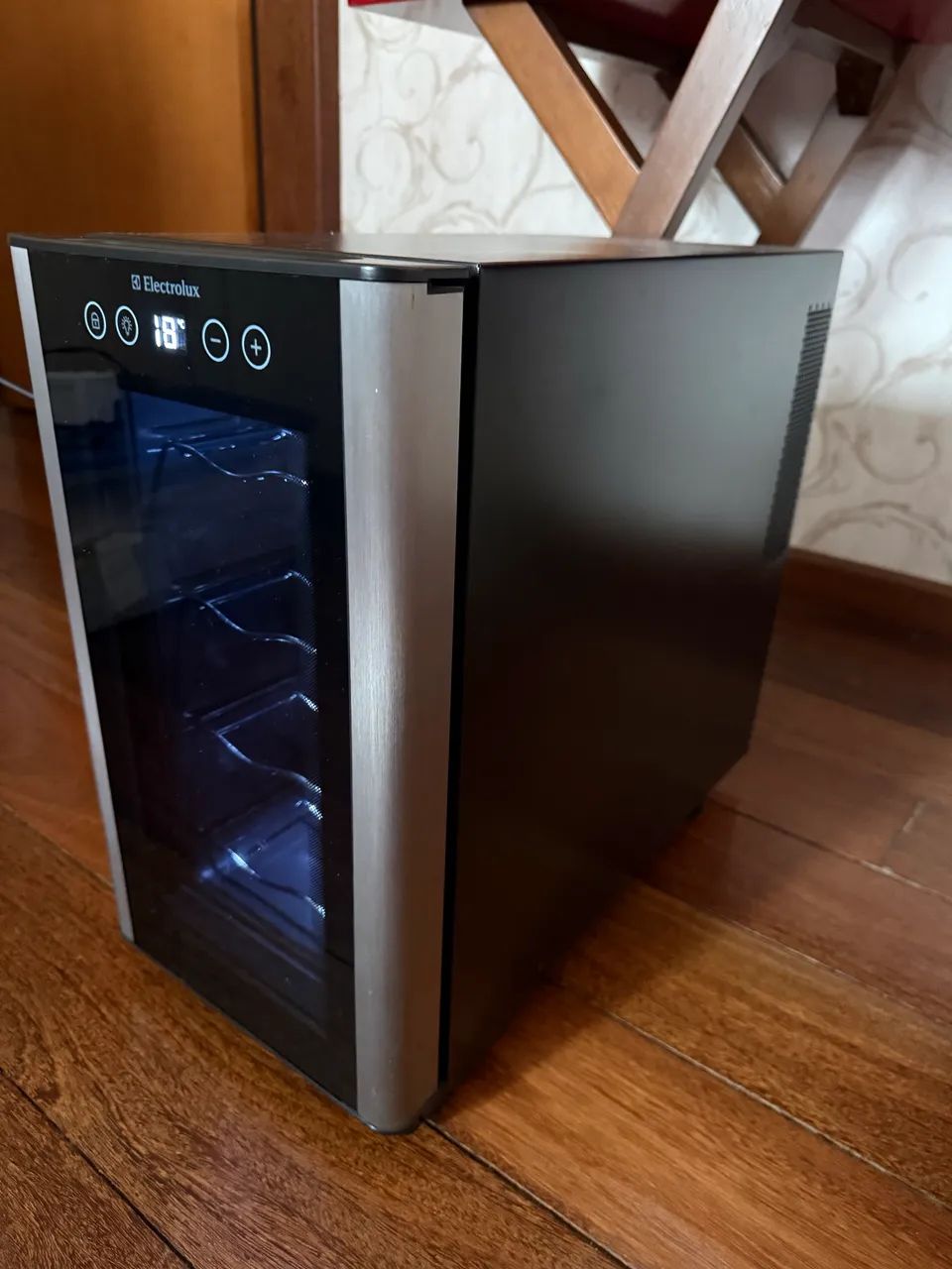 Adega Electrolux com luz 8 garrafas - Foto 2