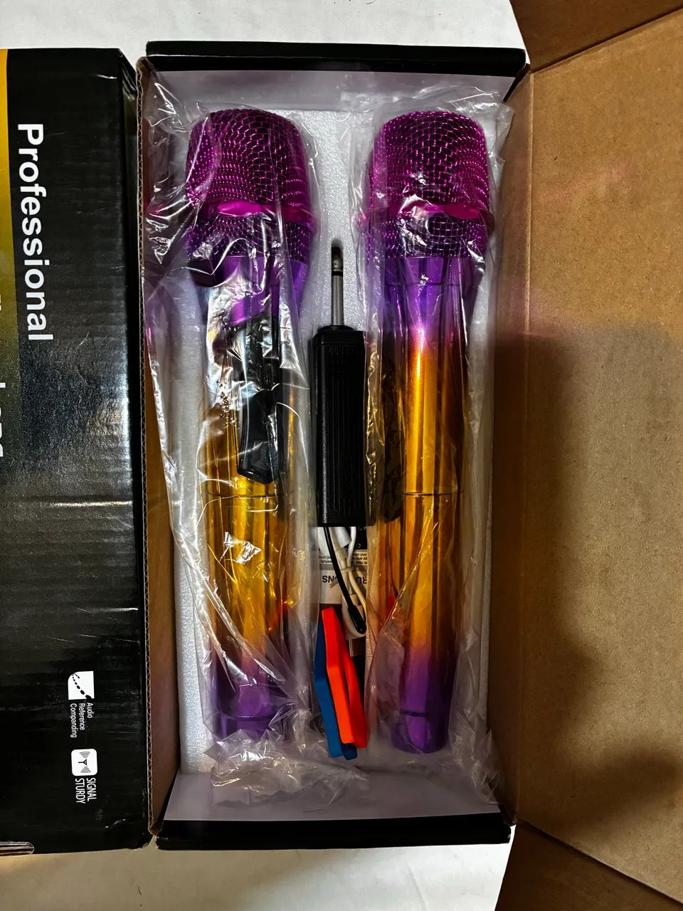 Kit com 2 microfones sem fio LED Profissional UHF com receptor - Foto 2