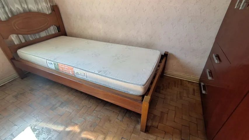 Cama de Solteiro em Mogno maciço com colchão usado - Foto 2