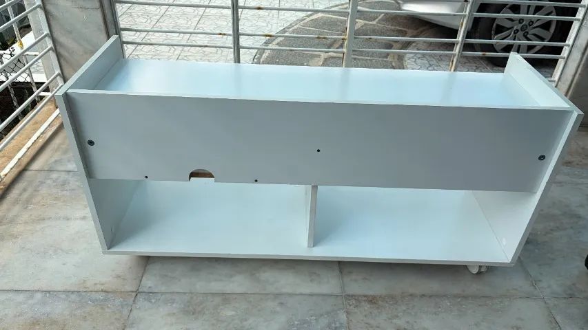 Rack de TV branco com rodas