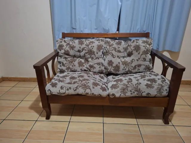 Vendo sofá de madeira carnaúba de 3 e 2 lugares 