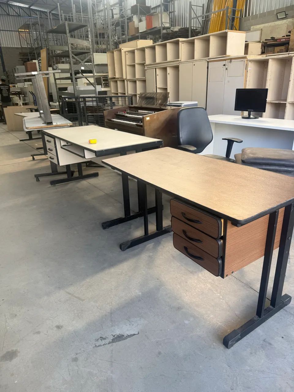 Mesa de escritório 60x120 com 3 gavetas  - Foto 3