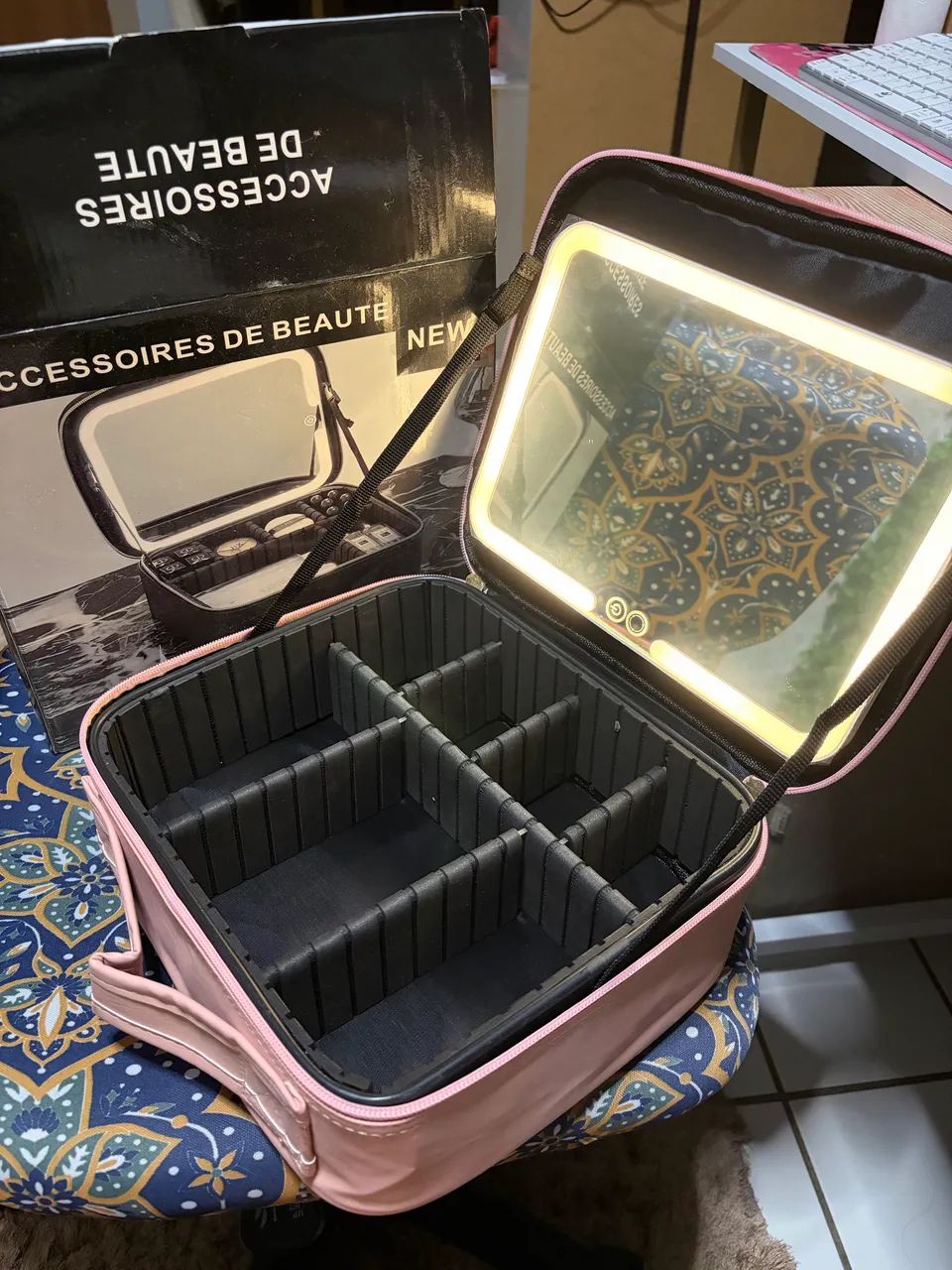 Vendo Maleta de maquiagem com espelho de led  - Foto 4