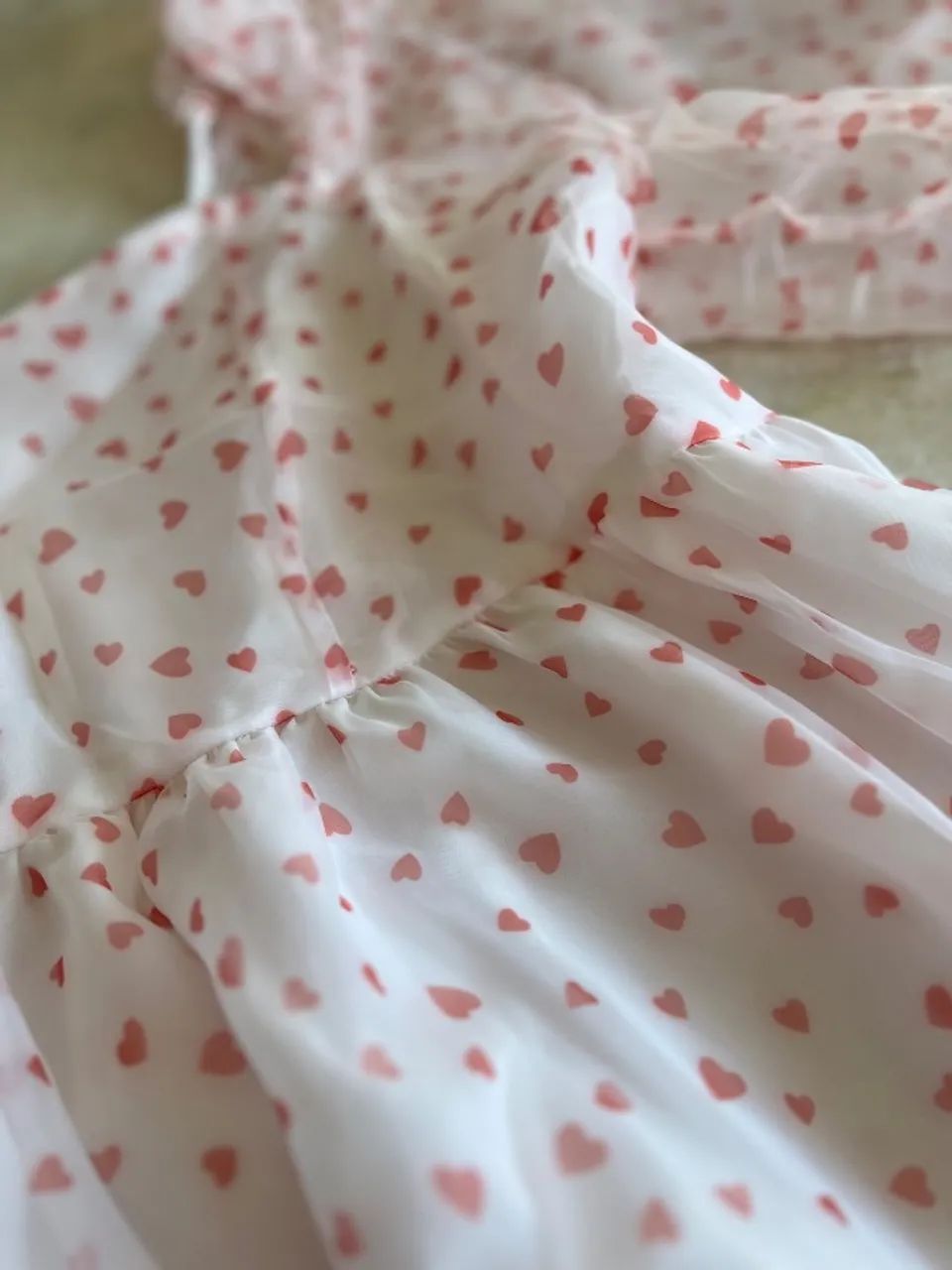Vestido branco com corações rosa e mangas bufantes - Foto 3