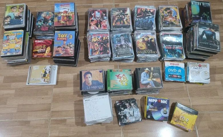 Lote de Cds e Dvds diversos. (desapego)
