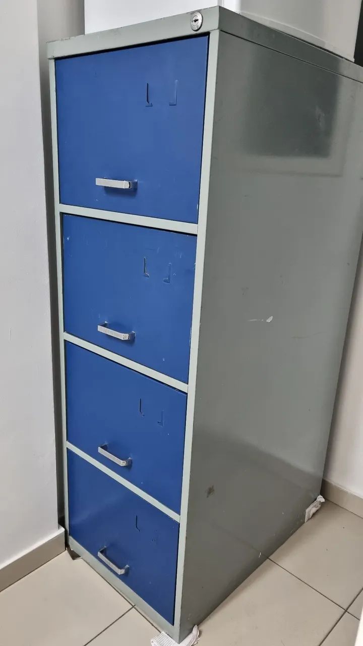 Gaveteiro de aço com 4 gavetas
