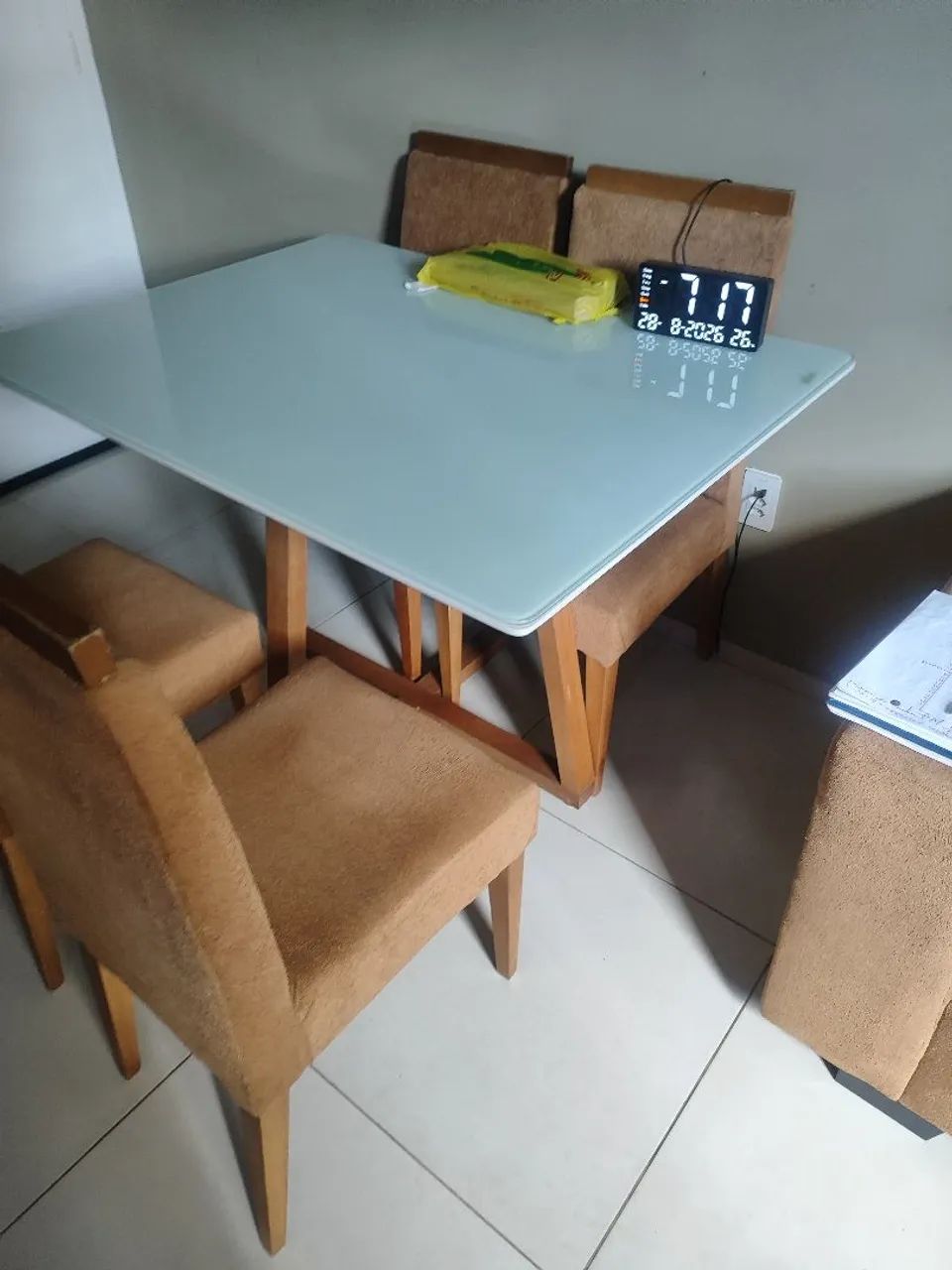 Tem um conjunto de mesa para vender rápido