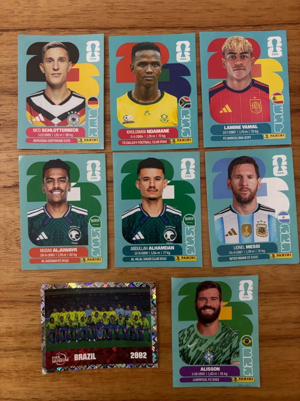 7 figurinhas da copa, incluindo Messi e Lamine banal.