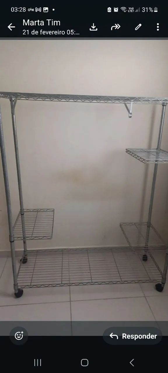 Estante com rodas
