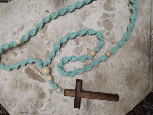 Crucifixo de parede em macramê
