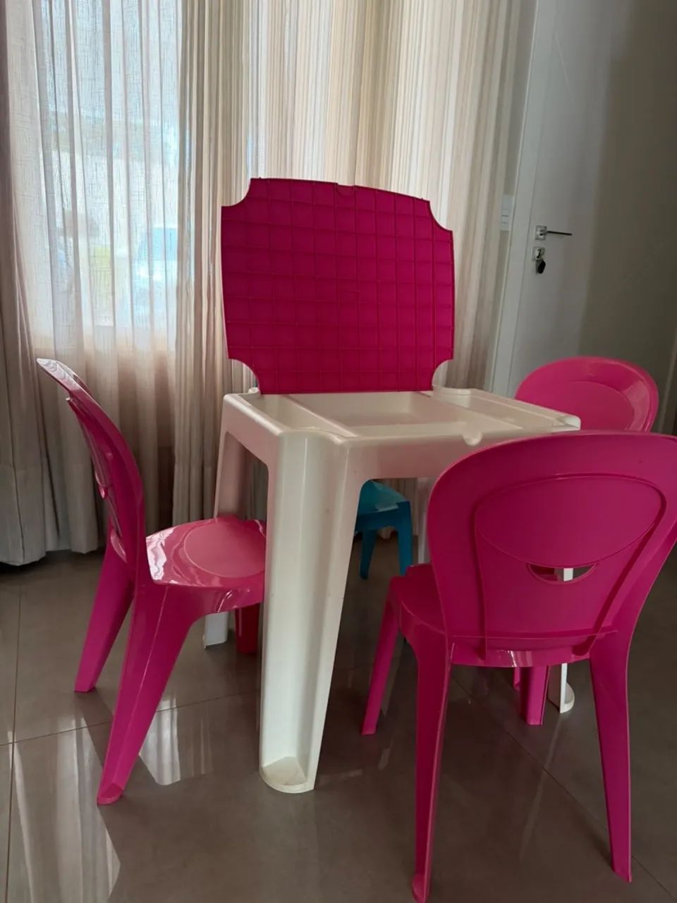 Mesa Infantil com 4 Cadeiras