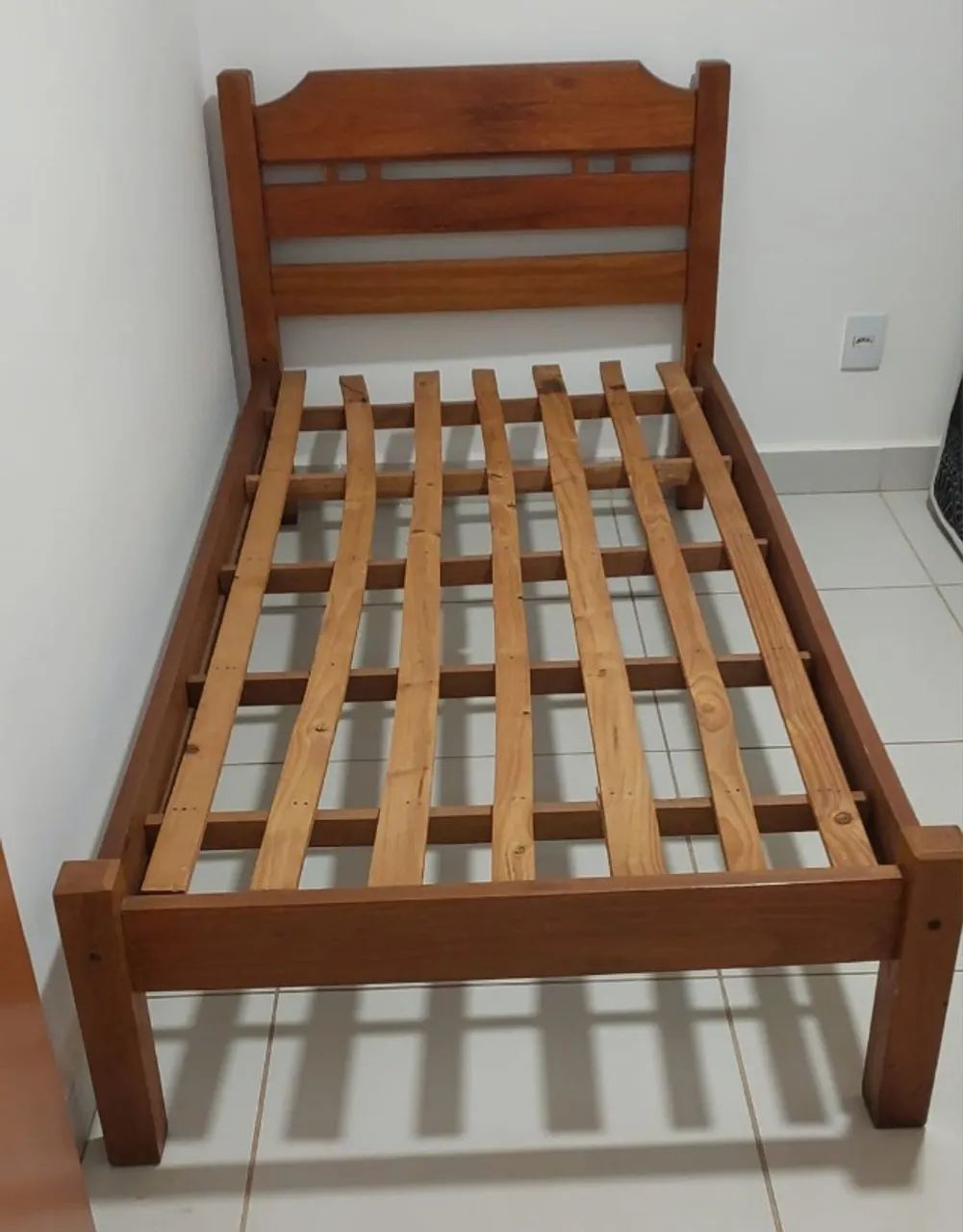 Cama solteiro em madeira