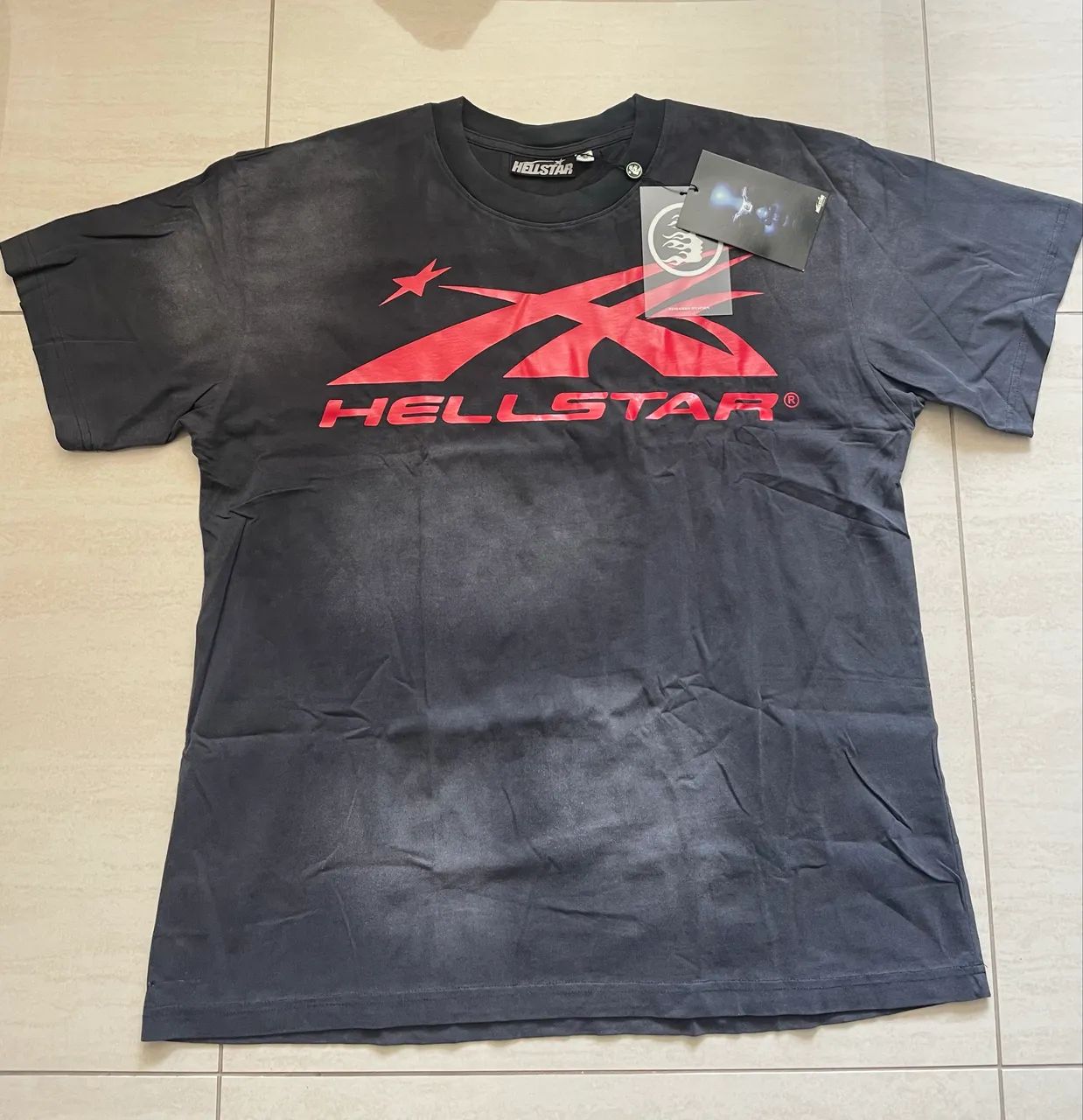 Camiseta hellstar preta e vermelha 