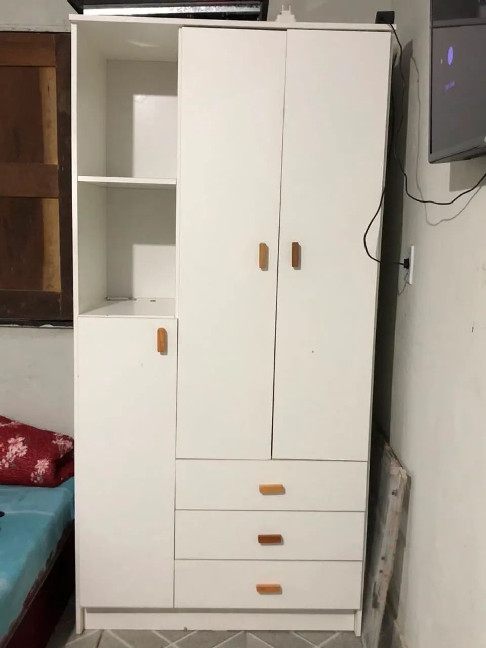 Vendo guarda roupa e berço com colchão 