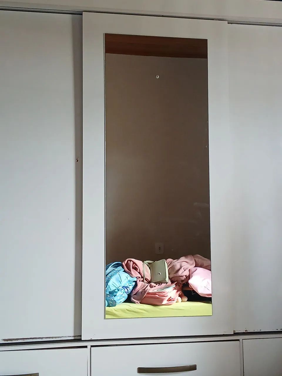 Espelho na porta do guarda roupa