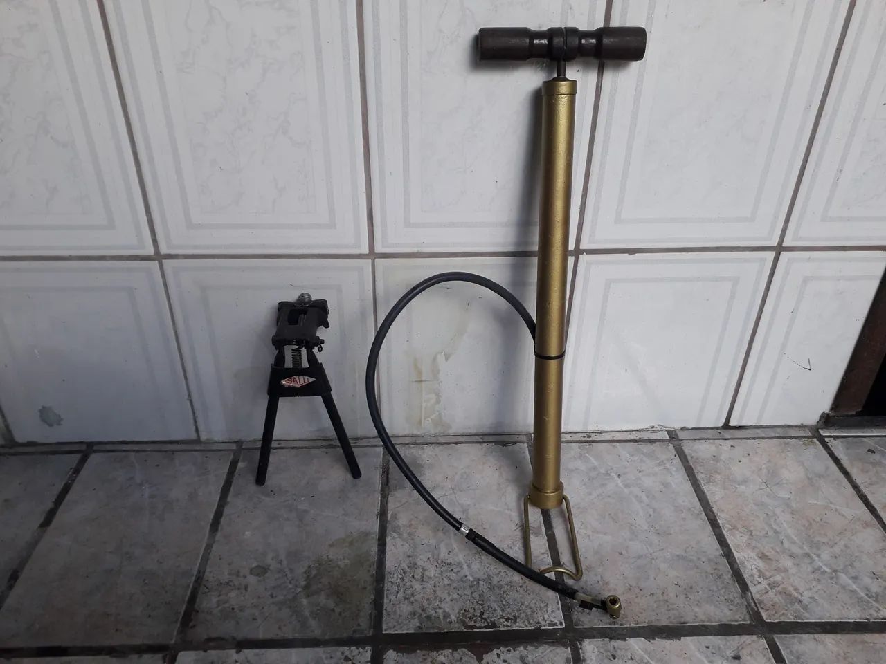 Tripe modelo cavalete e uma bomba em perfeito funcionando 