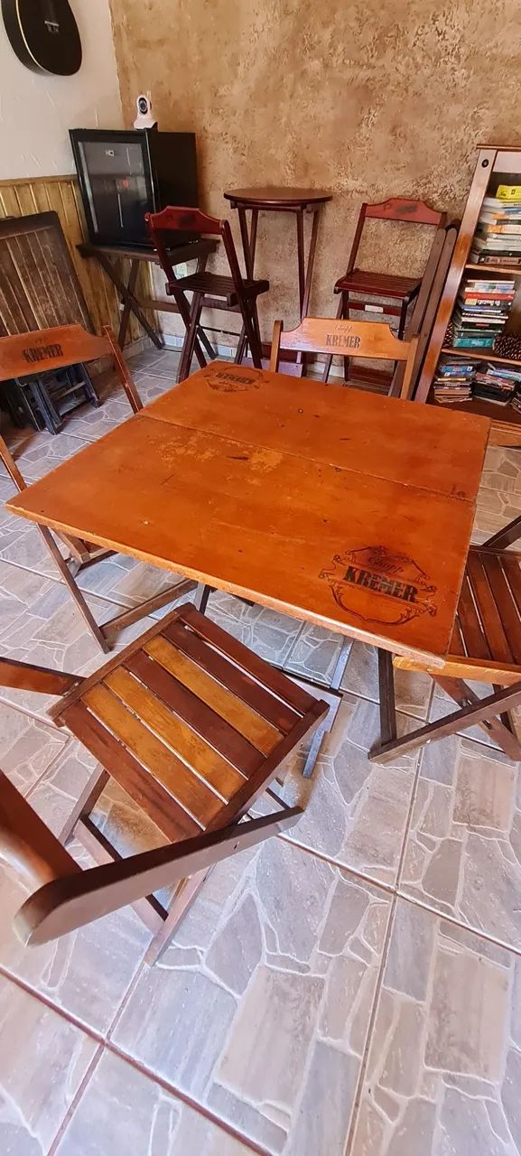 Conjunto de mesa e cadeiras 