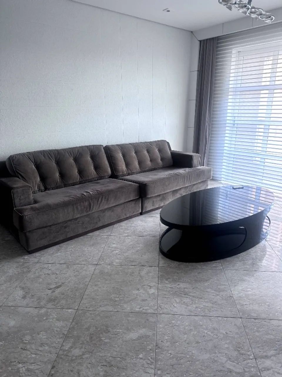 Sofá 4 lugares veludo impecável - Foto 3