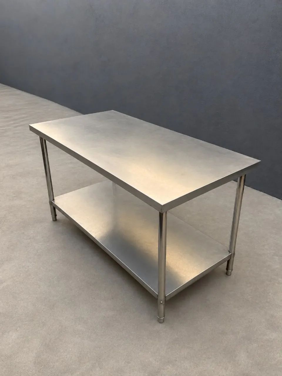 MESA INDUSTRIAL EM AÇO INOX COM 2 PRATELEIRAS - Foto 2