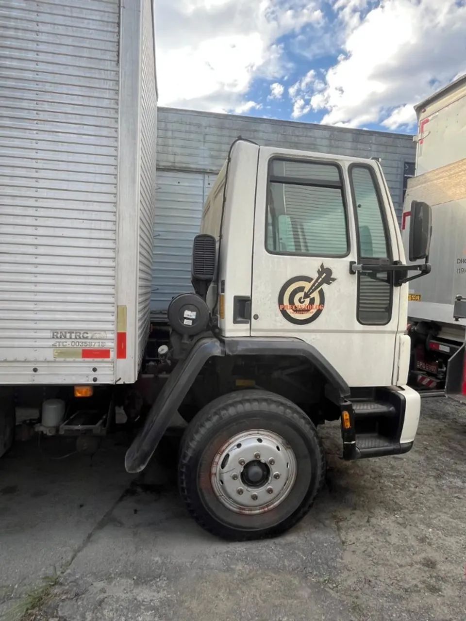 FORD CARGO 1317e Bau c/ Plataforma  - Foto 2